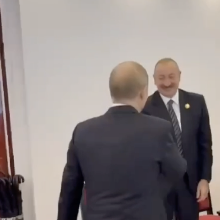 Путин и Алиев поприветствовали друг друга в Пекине. Видео