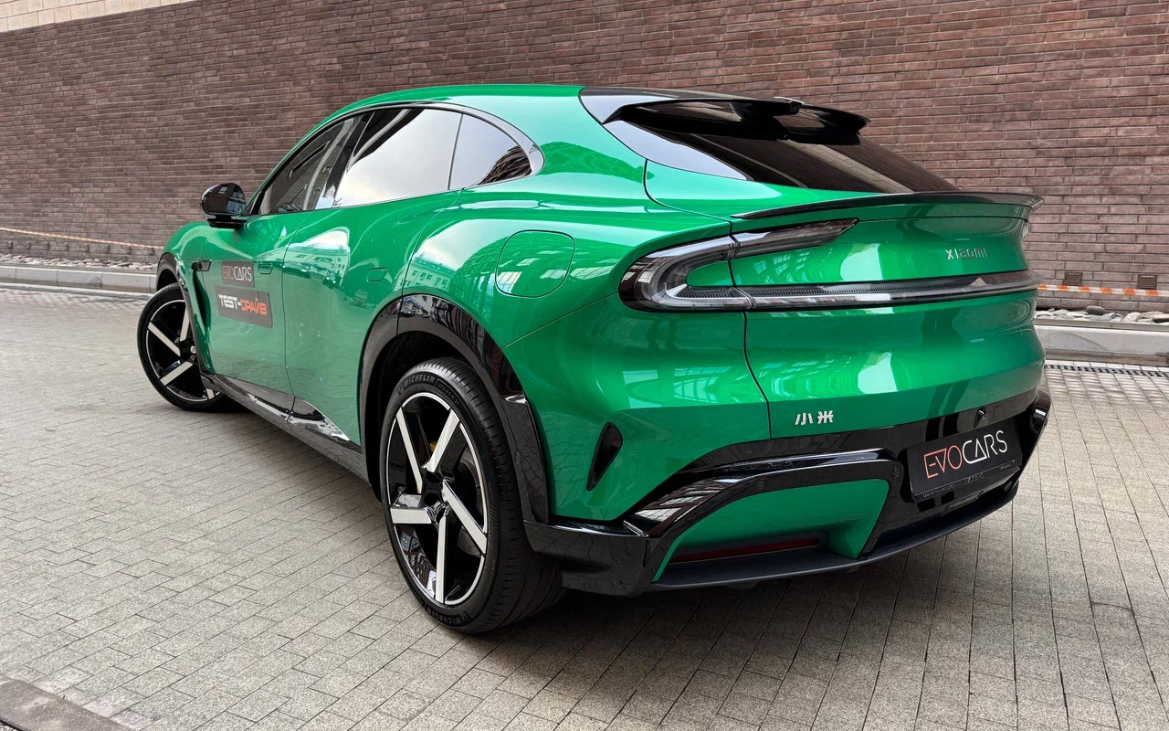 Дизайнеры поработали на славу, со всех сторон машина выглядит стильно и органично