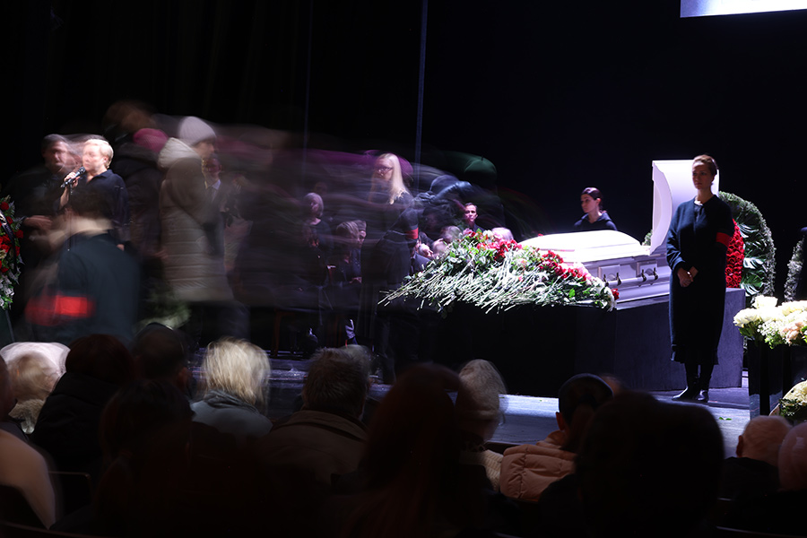 Ранее президент России Владимир Путин выразил соболезнования в связи со смертью Алентовой ее родным и близким.

&laquo;Вера Алентова была замечательной актрисой, искренним, обаятельным, душевно щедрым человеком. Она всегда играла ярко, талантливо и в кино, и на сцене&raquo;,&nbsp;&mdash; отметил он