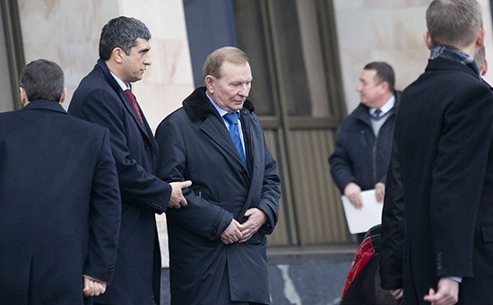 Представитель Украины в трехсторонней контактной группе Леонид Кучма (в центре)