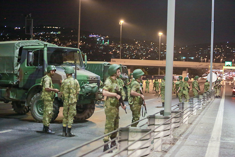 Турецкие военные на Босфорском мосту


