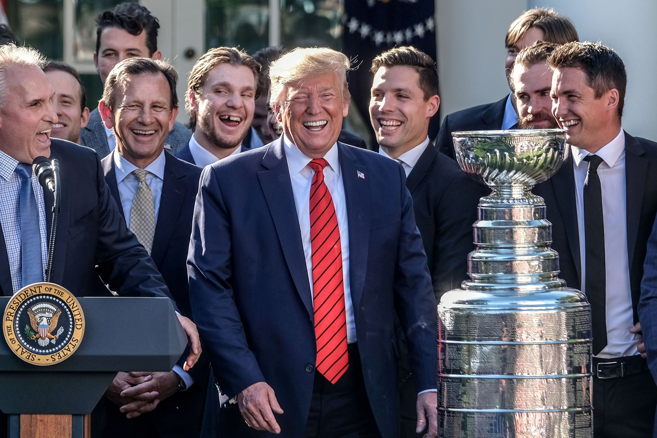 Президент США Дональд Трамп с игроками хоккейной команды &laquo;Сент-Луис Блюз&raquo;, которая впервые в истории завоевала Кубок Стэнли, 15 октября 2019 года. Вашингтон, округ Колумбия, США
