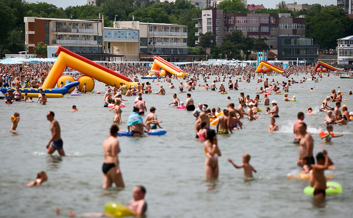 Отдыхающие на одном из пляжей в Анапе