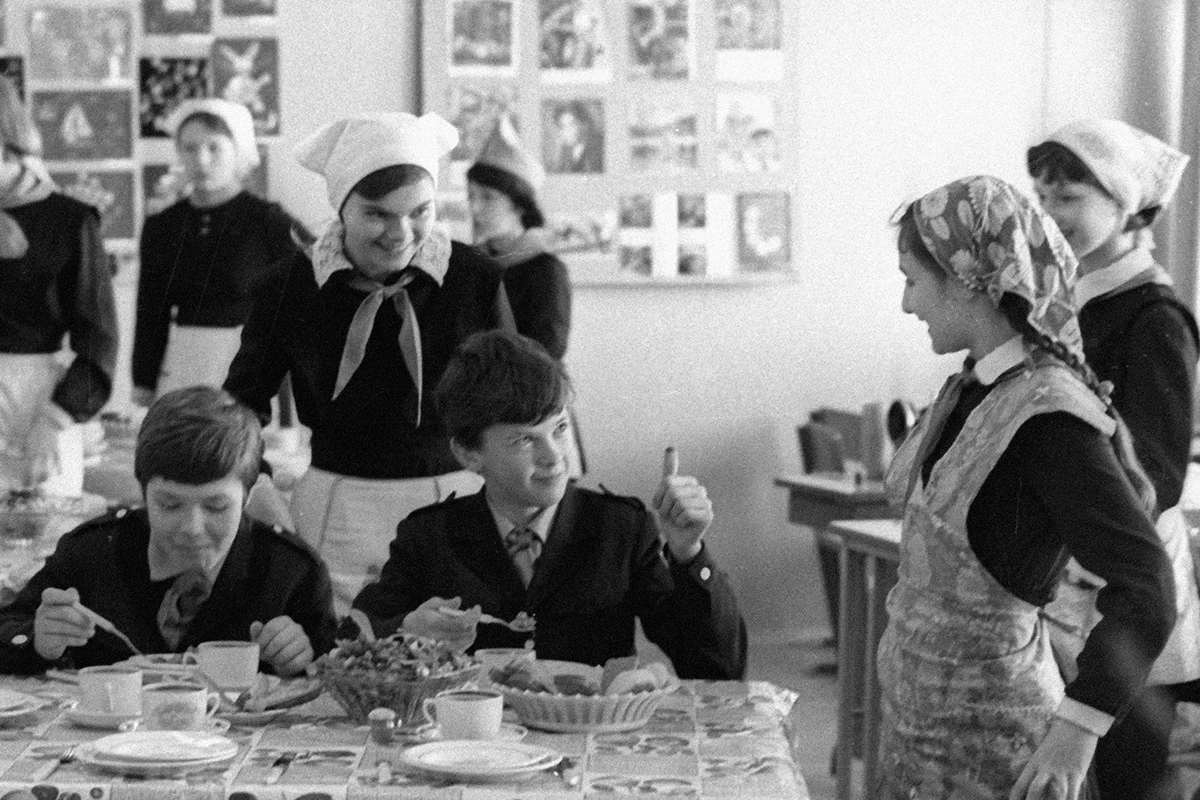 <p>Ученики 402-й московской средней школы обедают в школьной столовой. 1979 год</p>
<br />
&nbsp;