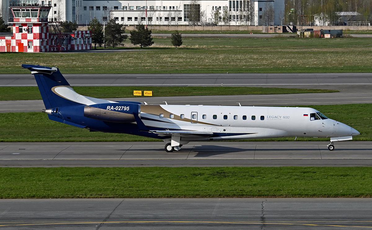 Самолет Embraer-135&nbsp;в аэропорту Пулково, май 2023 года