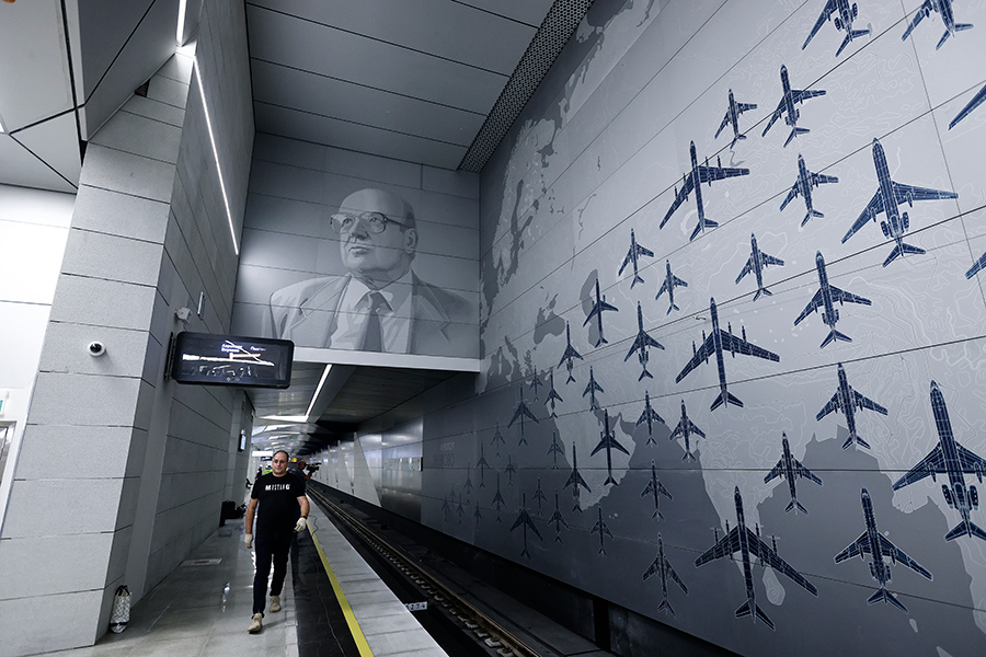 Станции метро работают в аэропортах уже нескольких европейских городов, включая Мадрид, Валенсию, Лондон, а также в Стамбуле (на фото — портрет Алексея Туполева на станции «Аэропорт Внуково»)