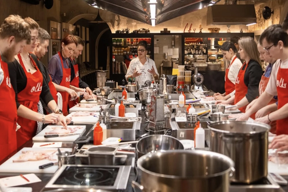 Независимая питерская школа с уклоном в ремесленную кухню и «живую» технику