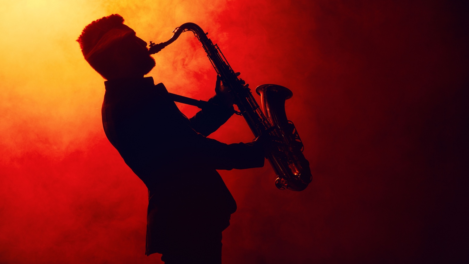 Поначалу джаз был музыкой афроамериканского сообщества, но быстро набрал популярность среди молодых белых музыкантов