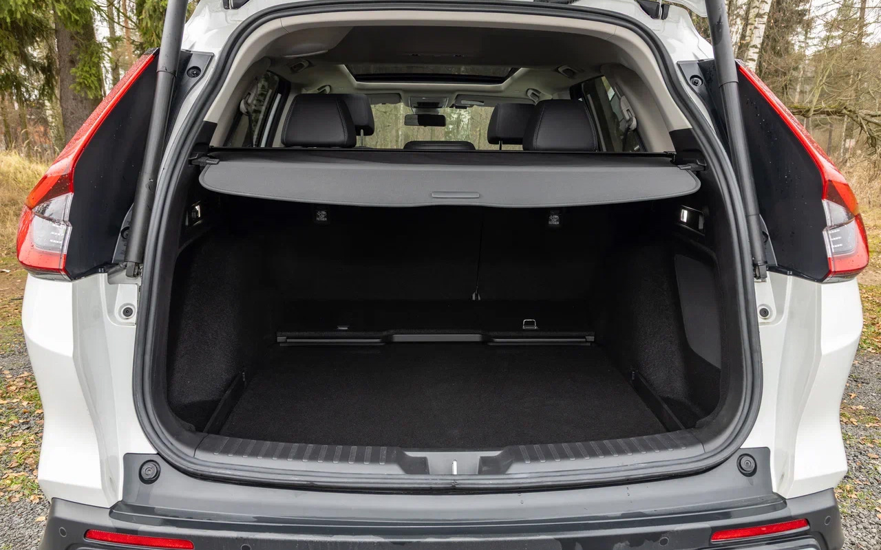 Рулонной шторкой багажник Honda CR-V не обделили. Другие бренды эту опцию давно уже предлагают за доплату