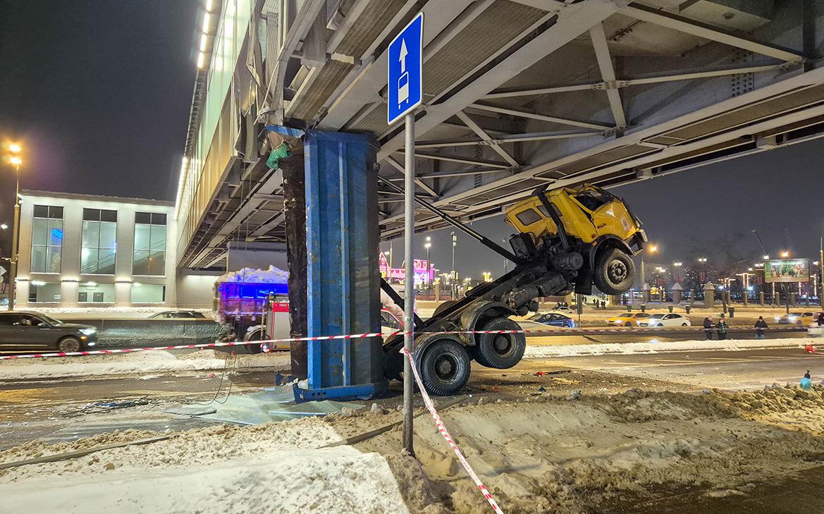Самосвал застрял под мостом у метро «Технопарк» в Москве