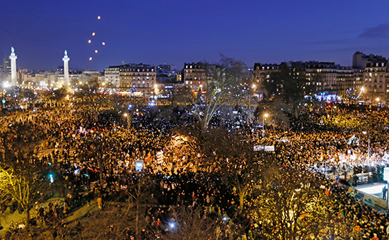 Люди собираются на Площади Республики в Париже