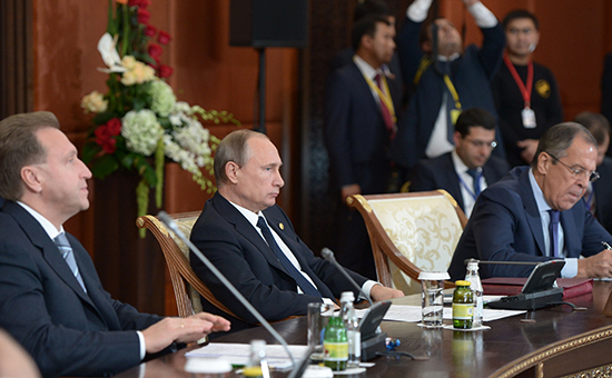 Президент РФ Владимир Путин ( в центре) во время заседания глав государств-участников Содружества Независимых Государств (СНГ)