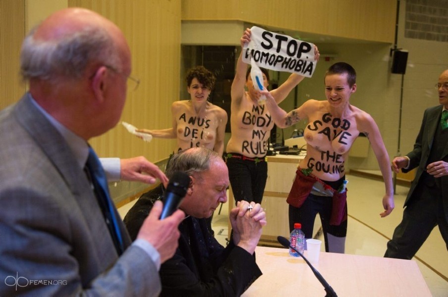 Активистки FEMEN облили святой водой главу католиков Бельгии