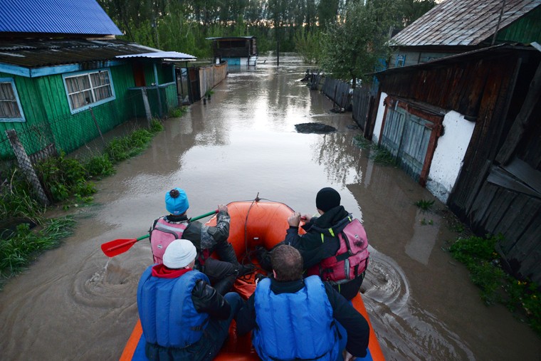 Спасатели-добровольцы обследуют село Майма Республики Алтай, затопленное вышедшей из берегов рекой Катунь. 