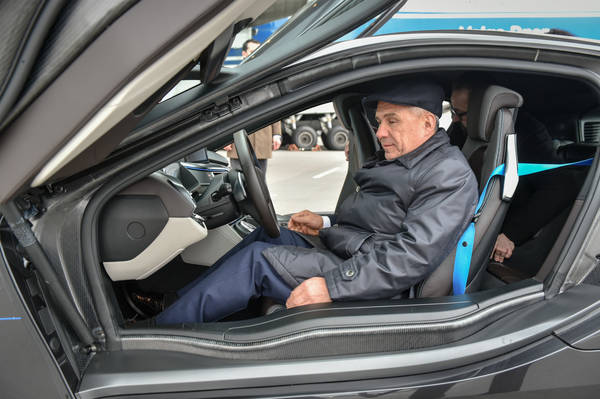 Минниханов протестировал в Германии новый спорткар BMW i8