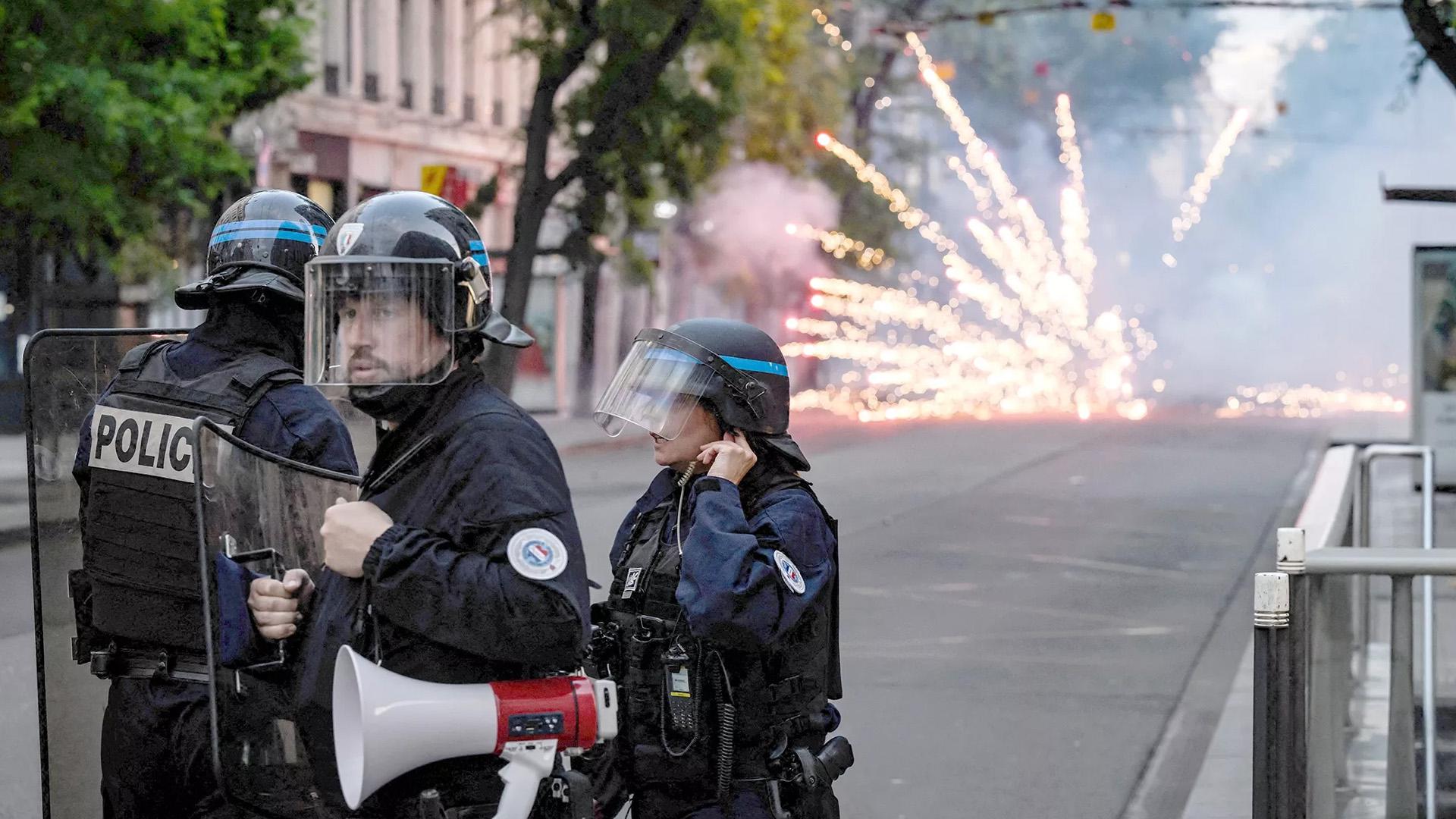 Жители Франции — о причинах беспорядков и обстановке в стране. Видео
