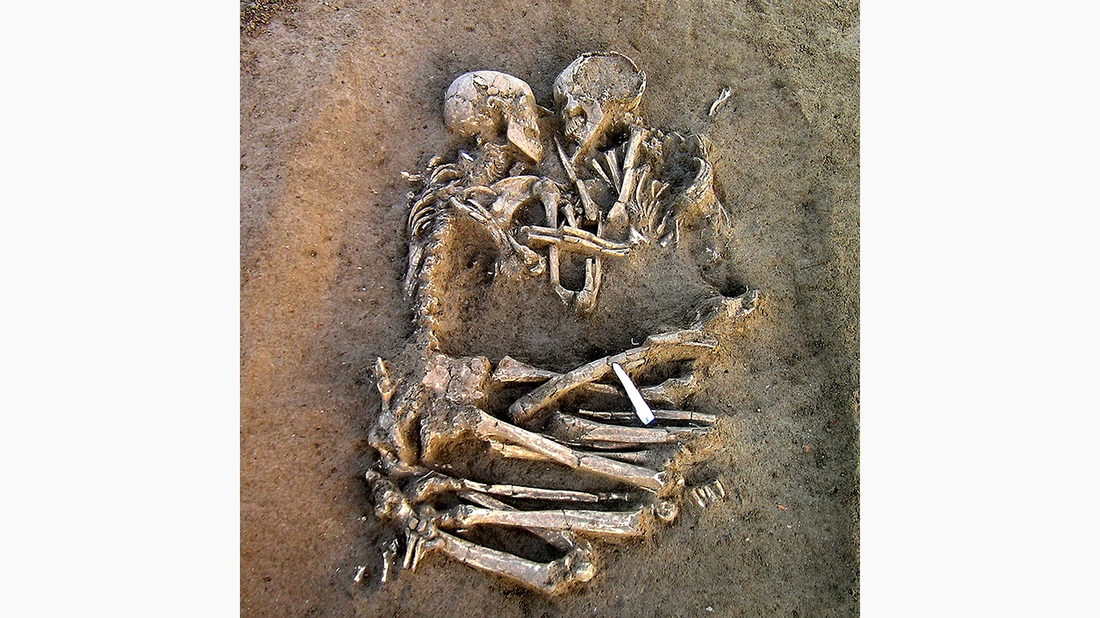 <p>Влюбленных похоронили в объятиях друг друга примерно 5&ndash;6 тыс. лет назад, в эпоху неолита</p>