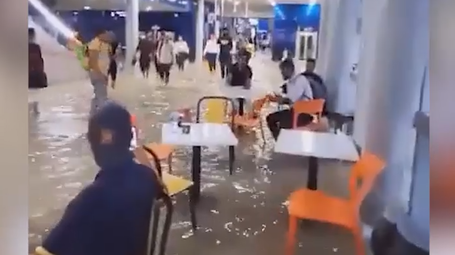 В Дубае из-за дождей затопило аэропорт и дороги. Видео