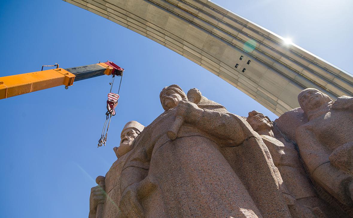В Киеве начали демонтаж памятника Переяславская рада