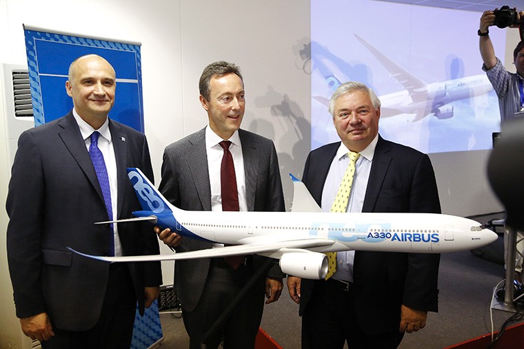 Airbus A330neoЕвропейский аэрокосмический концерн Airbus оснастил среднемагистральный лайнер A330 новыми двигателями Rolls-Royce Trent 7000. Компания заявила, что новые двигатели позволят сэкономить до 14% топлива в пересчете на одного пассажира. Как уверяет Airbus, A330neo является самым экономичным широкофюзеляжным самолетом. Поставки лайнера авиакомпаниям начнутся в IV квартале 2017г.