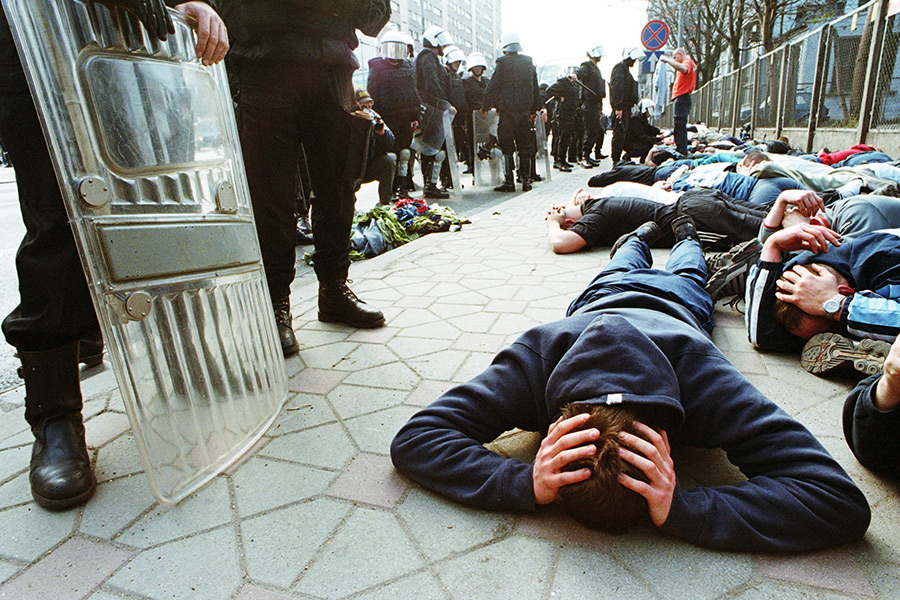 30 марта 2003 года польская полиция арестовала более 120 человек после&nbsp;столкновения фанатов клубов &laquo;Шлёнск&raquo; (Вроцлав) и&nbsp;&laquo;Арка&raquo; (Гдыня). У многих из&nbsp;арестованных были ножи. Один из&nbsp;пострадавших в&nbsp;результате&nbsp;драки позднее&nbsp;скончался в&nbsp;больнице.