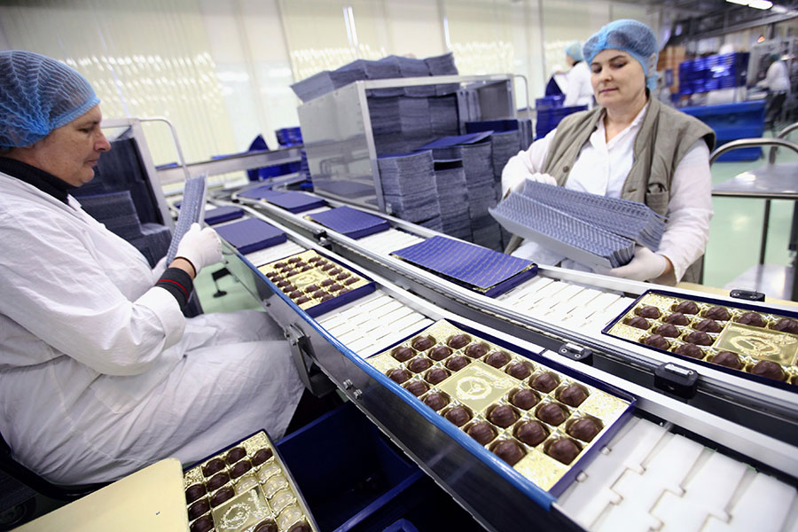 Производство шоколада на кондитерской фабрике &laquo;Красный Октябрь&raquo;
