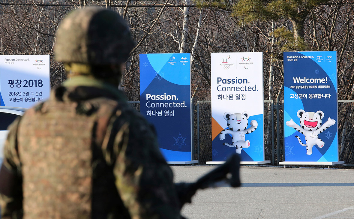 Приветственные плакаты зимних Олимпийских игр на пограничном пункте Госеонг. Южная Корея