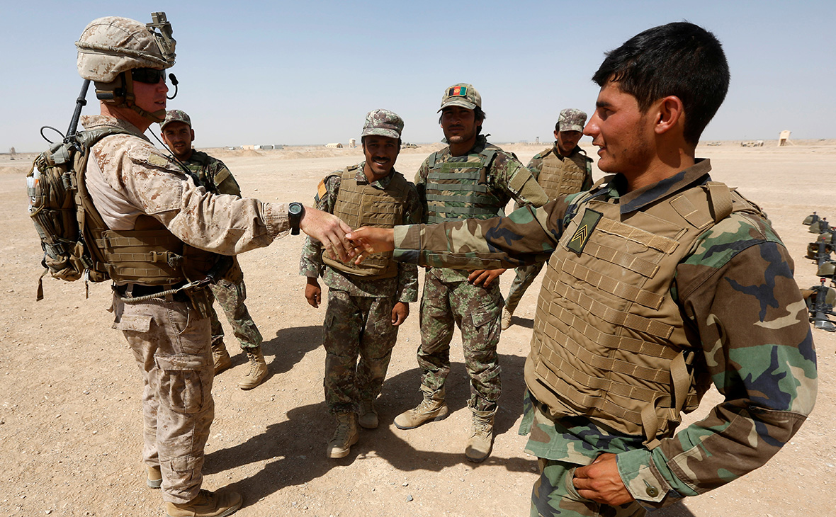 Военный США (слева) и солдаты афганской армии во время совместных учений&nbsp;в провинции Гильменд. 5 июля 2017 года
