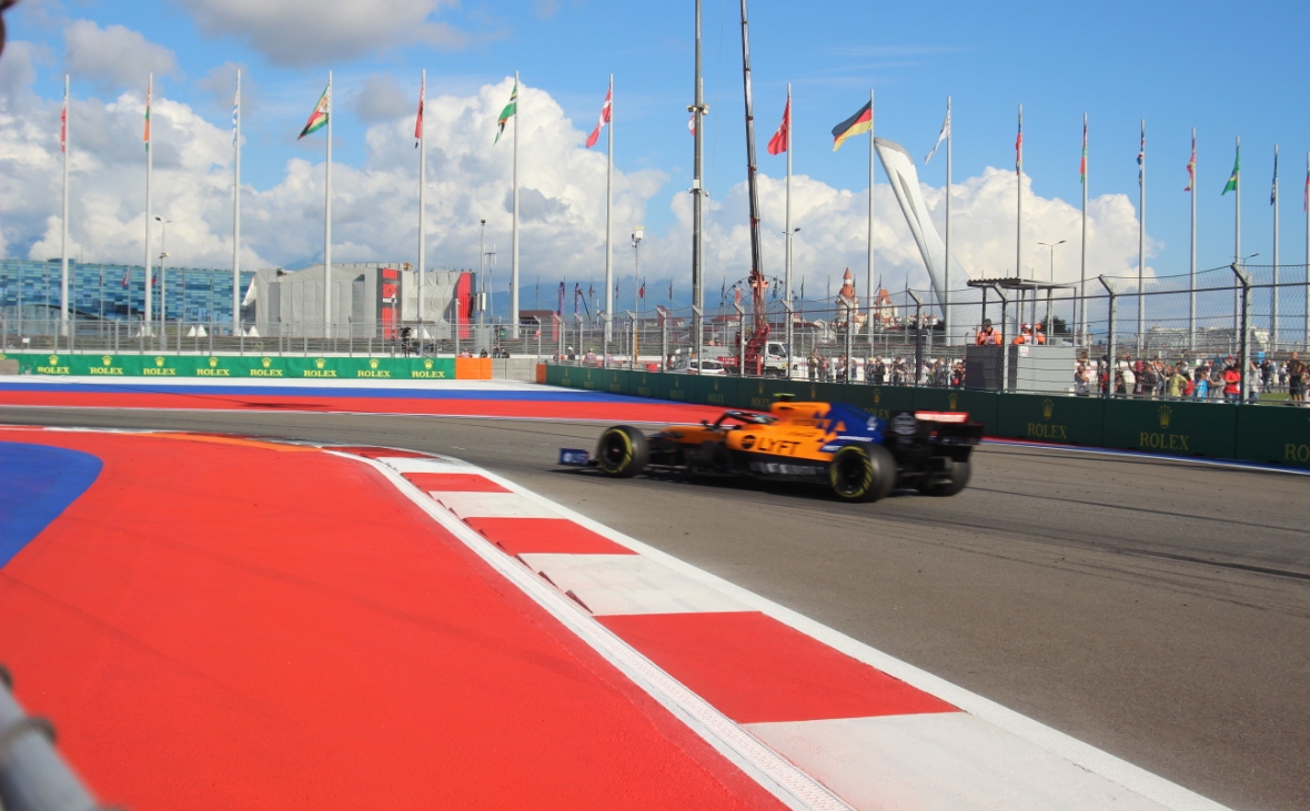 Удачно гонка в Сочи сложилась для команды McLaren, сразу два пилота которой финишировали в очковой зоне. Испанец Карлос Сайнс стал шестым, британец Ландо Норрис &ndash; восьмым.
