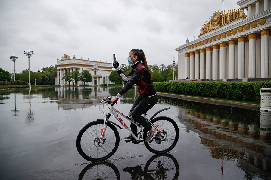 С 1 июня в Москве открылись парки, кроме &laquo;Зарядья&raquo;. Начал работать городской велопрокат.

На фото: ВДНХ

