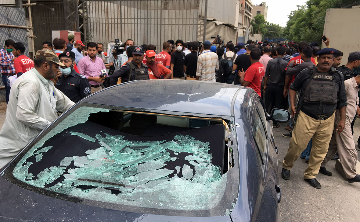 Поврежденный автомобиль у&nbsp;входа в здание биржи в Карачи