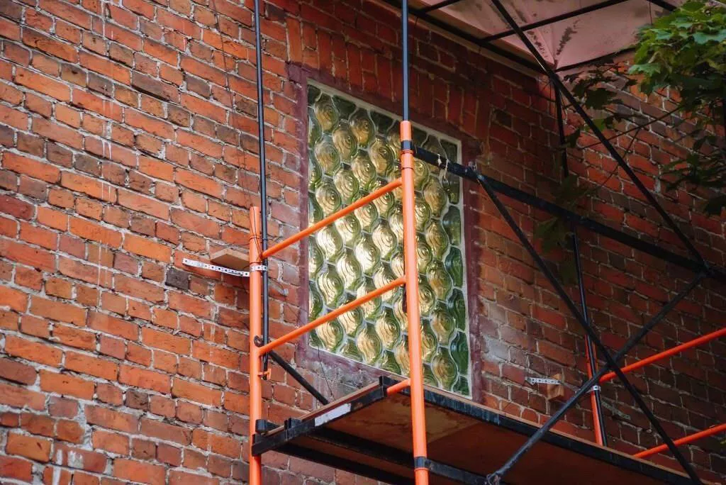 Окно из стеклянных кирпичей Фальконье, восстановленное в ходе фестиваля "Том Сойер Фест". Фото из tg Глеба Никитина