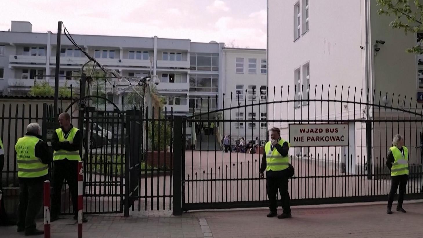 Сотрудники школы при посольстве России в Варшаве начали покидать здание