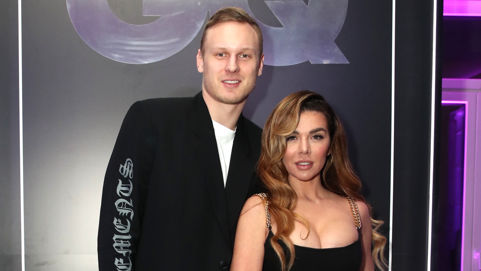 Пенис пішініндегі құрт аниме әйелді қалай сіңіреді