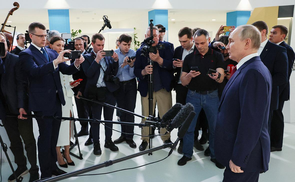 Владимир Путин выступает&nbsp;с заявлением для представителей СМИ по итогам телефонного разговора с Президентом США&nbsp;Дональдом Трампом