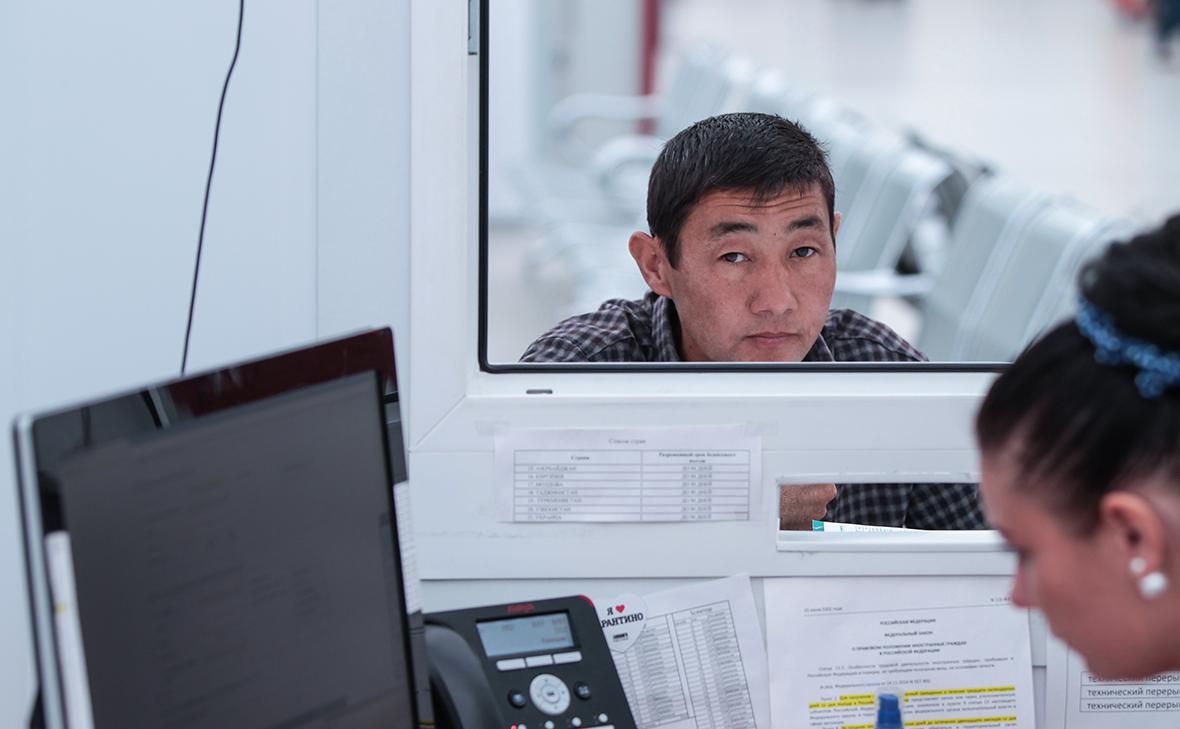 В России ужесточили правила получения полисов ОМС для трудовых мигрантов