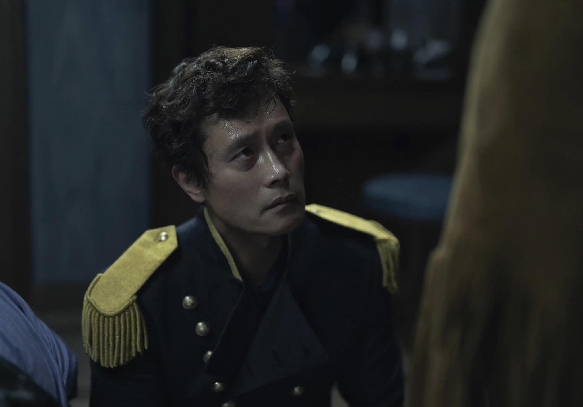 «Метод исключения».Однажды семьянин и примерный сотрудник бумажной компании Мэн-су оказывается на обочине жизни: нечем оплачивать потребности семьи, негде искать помощи. В попытке обрести новый способ заработка, герой понимает, что на рынке образовалась нечеловеческих объемов конкуренция, и находит неожиданный метод исключения соперников.«Одно из важных достоинств фильма — отсутствие лицемерного морализма. Пак Чхан-ук не поддерживает Мэн-су в его варварской затее, но и не демонстрирует показную расправу над ним. Жонглирует противоречиями, держась на расстоянии от обоих полюсов — ни сочувствия, ни осуждения. Конечно, автор констатирует свободу воли и беспечность персонажа, совершающего, со своей точки зрения, более чем логичный выбор в условиях, сформированных системой. Впрочем, не виновата и она, ведь формат собеседований и конкуренция соискателей — наиболее общепринятая форма гейткипинга в социуме». Из рецензии Тимура Алиева