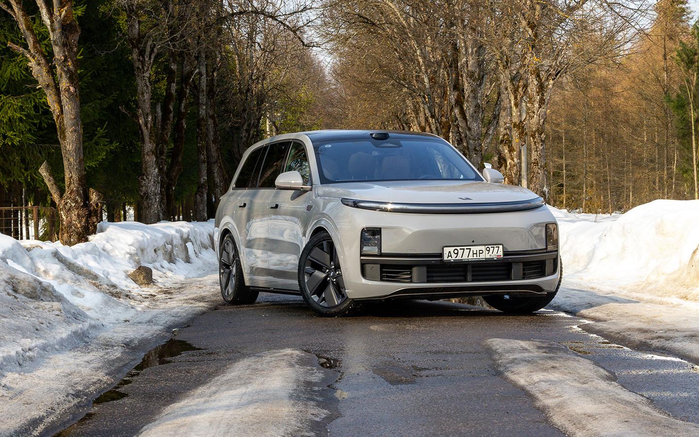 В России&nbsp;Lixiang L9 представлен пока в единственной комплектации Ultra и шести цветах на выбор: черный металлик, серебристый металлик, серый металлик, жемчужный фиолетовый, глубокий зеленый жемчужный и элегантный серый