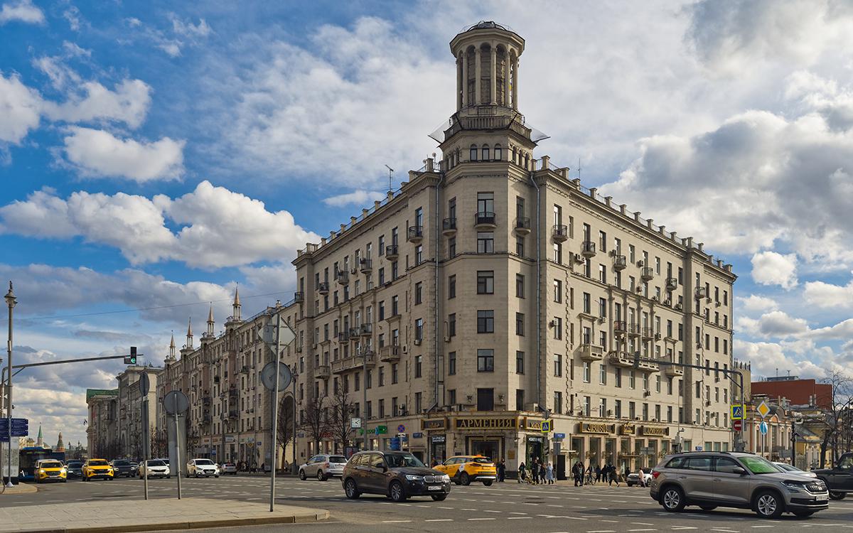 Москвичи решат судьбу 7-метровой фигуры балерины на «Доме под юбкой» Москвичи решат судьбу 7-метровой фигуры балерины на «Доме под юбкой»