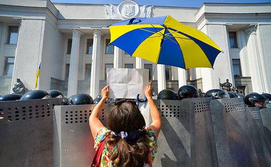 Участница протестных акций у здания Верховной рады в Киеве