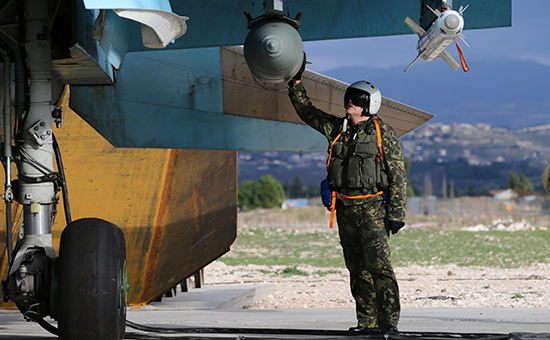 Летчик у истребителя-бомбардировщика Су-34 на&nbsp;авиабазе Хмеймим в&nbsp;Сирии


