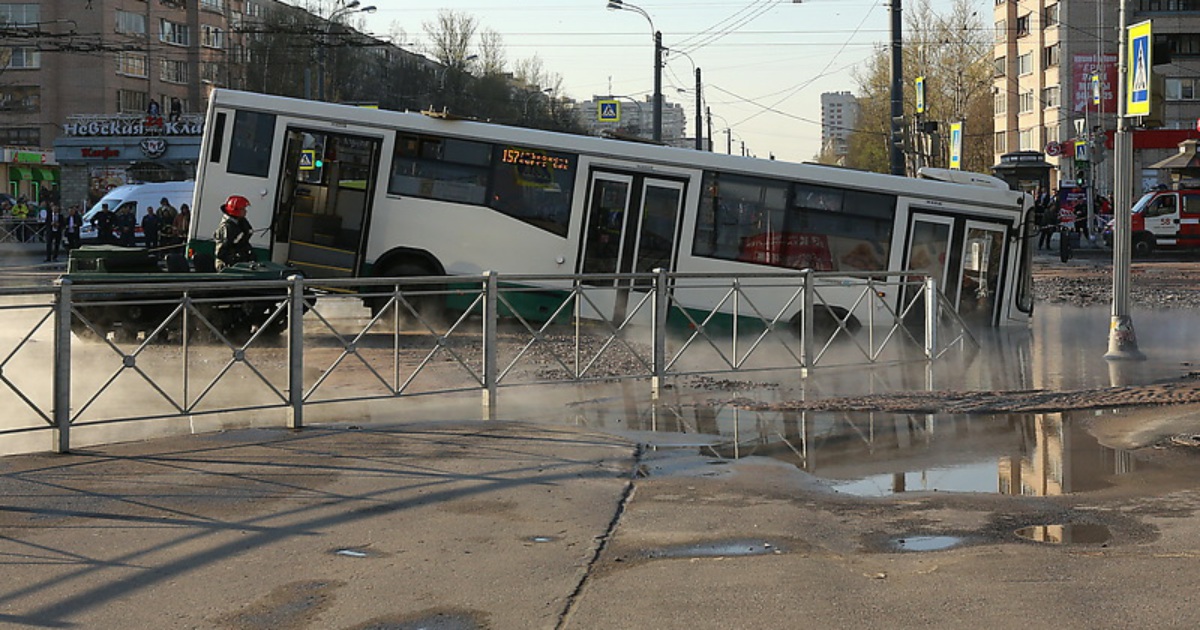 Томск провалился автобус. Автобус провалился под землю. Автобус провалился в питере. Автобус провалился в купчино. Автобус провалился в питере.