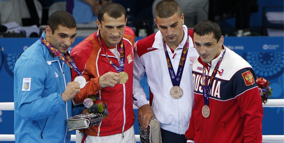 Российский боксер Садам Магомедов (крайний справа) с бронзовой медалью Европейских игр