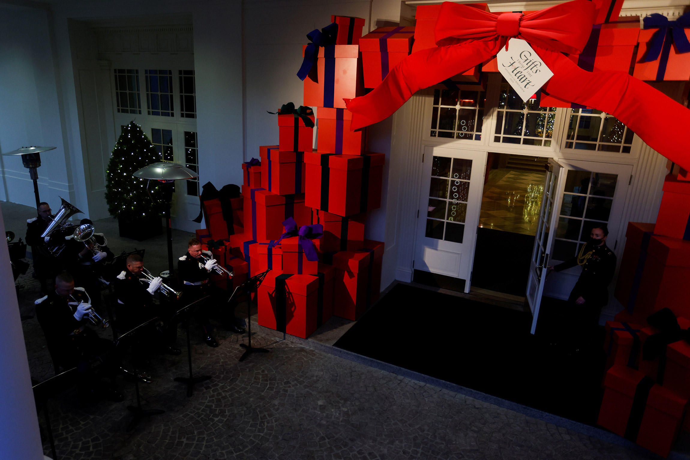 Члены оркестра Морской пехоты США играют рождественскую музыку в Восточном крыле Белого дома