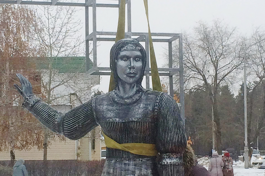 Демонтаж памятника Аленке в Нововоронеже. Памятник был установлен по случаю 250-летия села Новая Аленовка