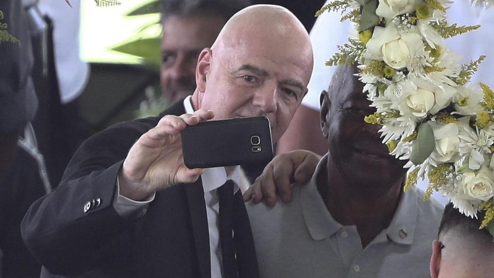 Президент ФИФА ответил на критику за селфи с гробом Пеле