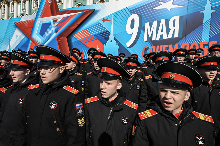 Суворовцы на Дворцовой площади во время генеральной репетиции парада
