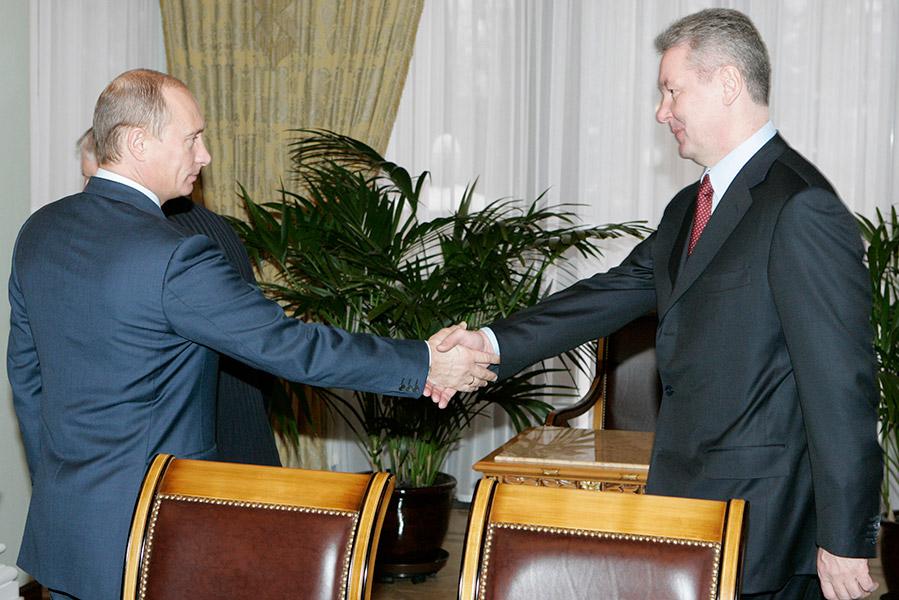 Президент России Владимир Путин (слева) и руководитель администрации президента Сергей Собянин, 2006 год