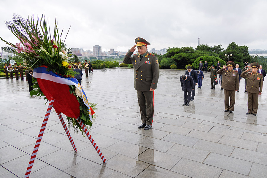 На фото: министр обороны&nbsp;Сергей Шойгу&nbsp;во время церемонии возложения цветов к монументу Освобождения
