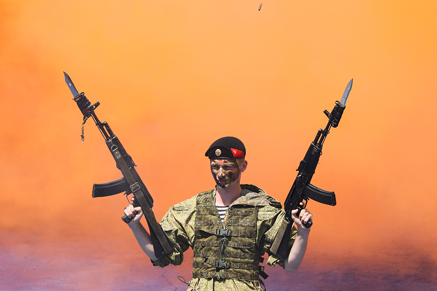 Военнослужащий во время показательных выступлений в рамках парада в честь Дня ВМФ во Владивостоке.